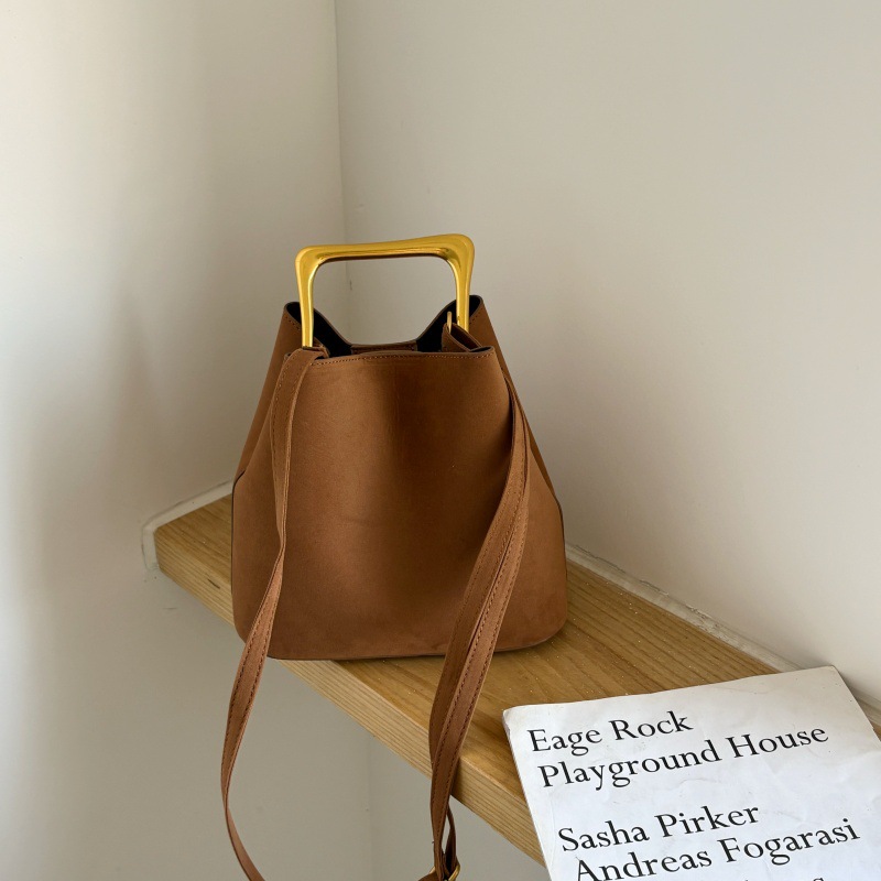 Interior Design Gold - Luxuriöse Wildleder-Bucket-Bag für Damen mit goldenem