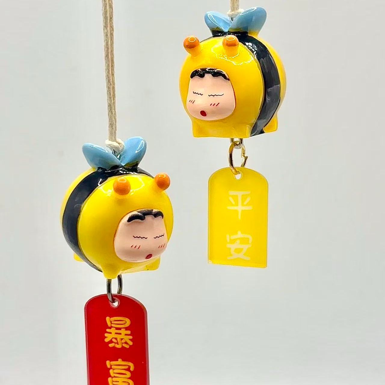 Interior Design Styles - Crayon Shin-chan Bienen-Cosplay-Figur Auto-Hängeanhänger Rückspiegel-Ornament Auto-Innenausstattung